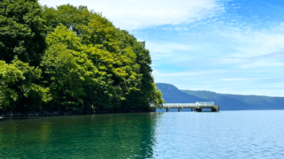 湖上から撮影した十和田湖西湖畔にある桟橋の写真