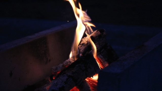 U字溝と焚き火の写真