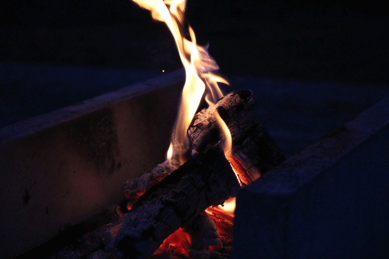 U字溝と焚き火の写真